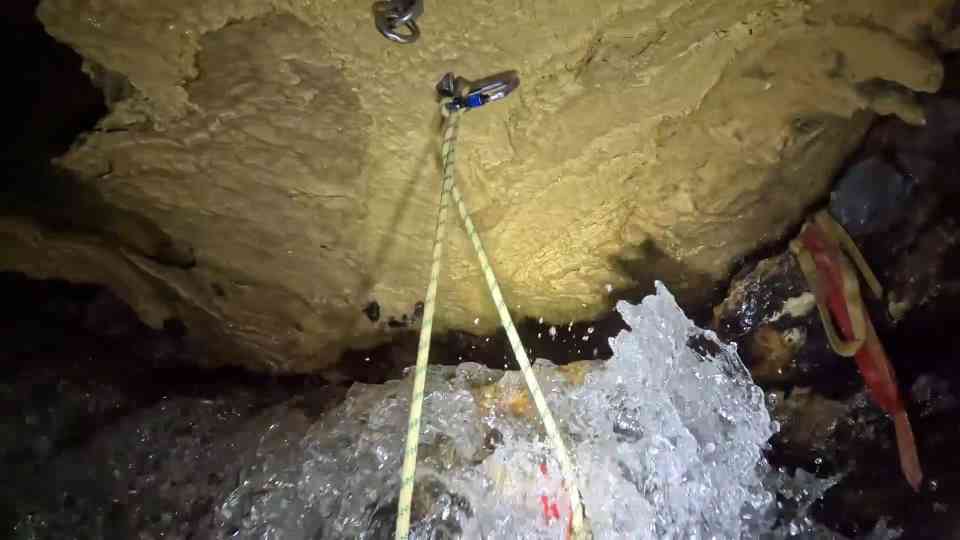 A normal cave descent became a water trap – then the rope got stuck