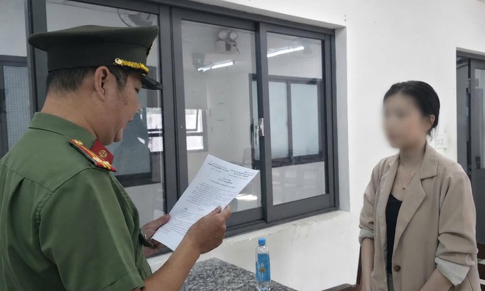 Bắt quả tang trường hợp thuê người thi hộ tiếng Anh
