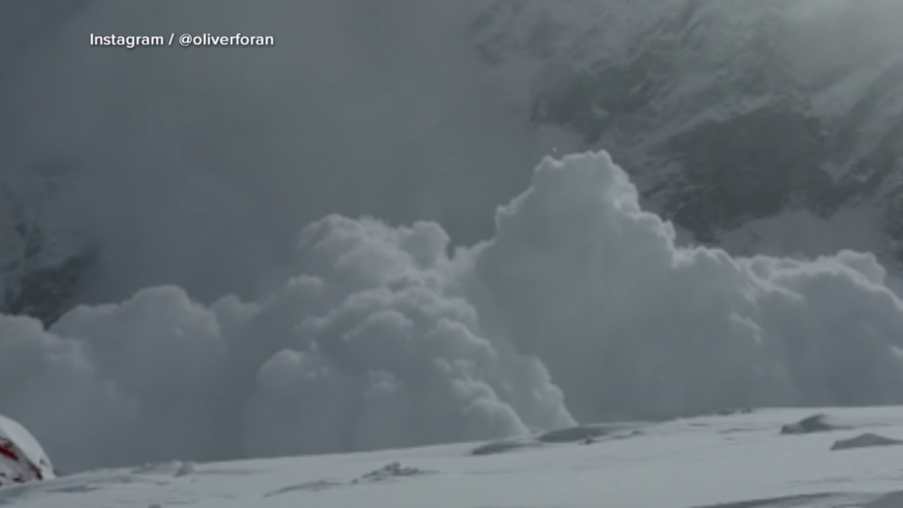 Hikers escape massive Mount Everest avalanche
