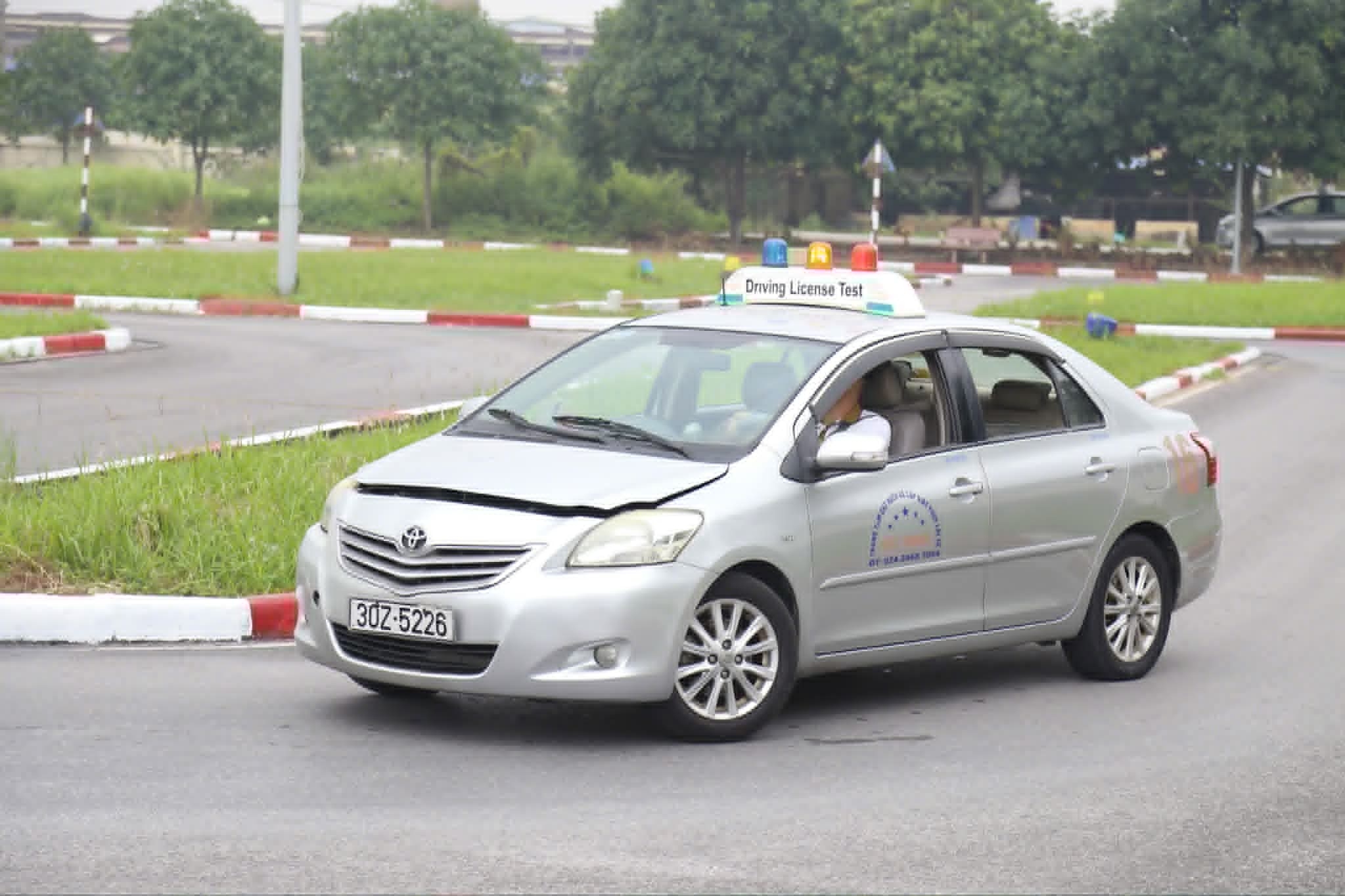 Siết sát hạch lái xe, tỷ lệ đỗ đường trường giảm sâu
