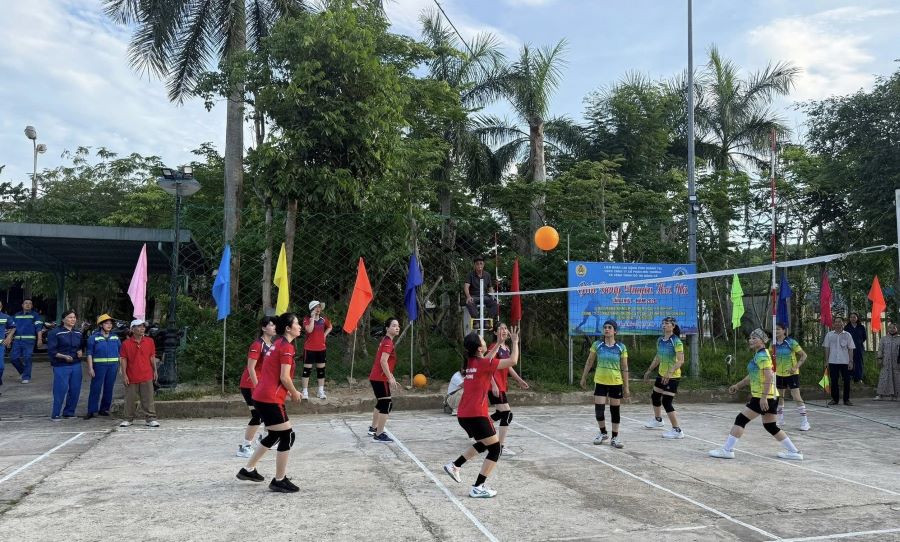 Giải bóng chuyền hơi tiếp lửa tinh thần cho nữ công nhân