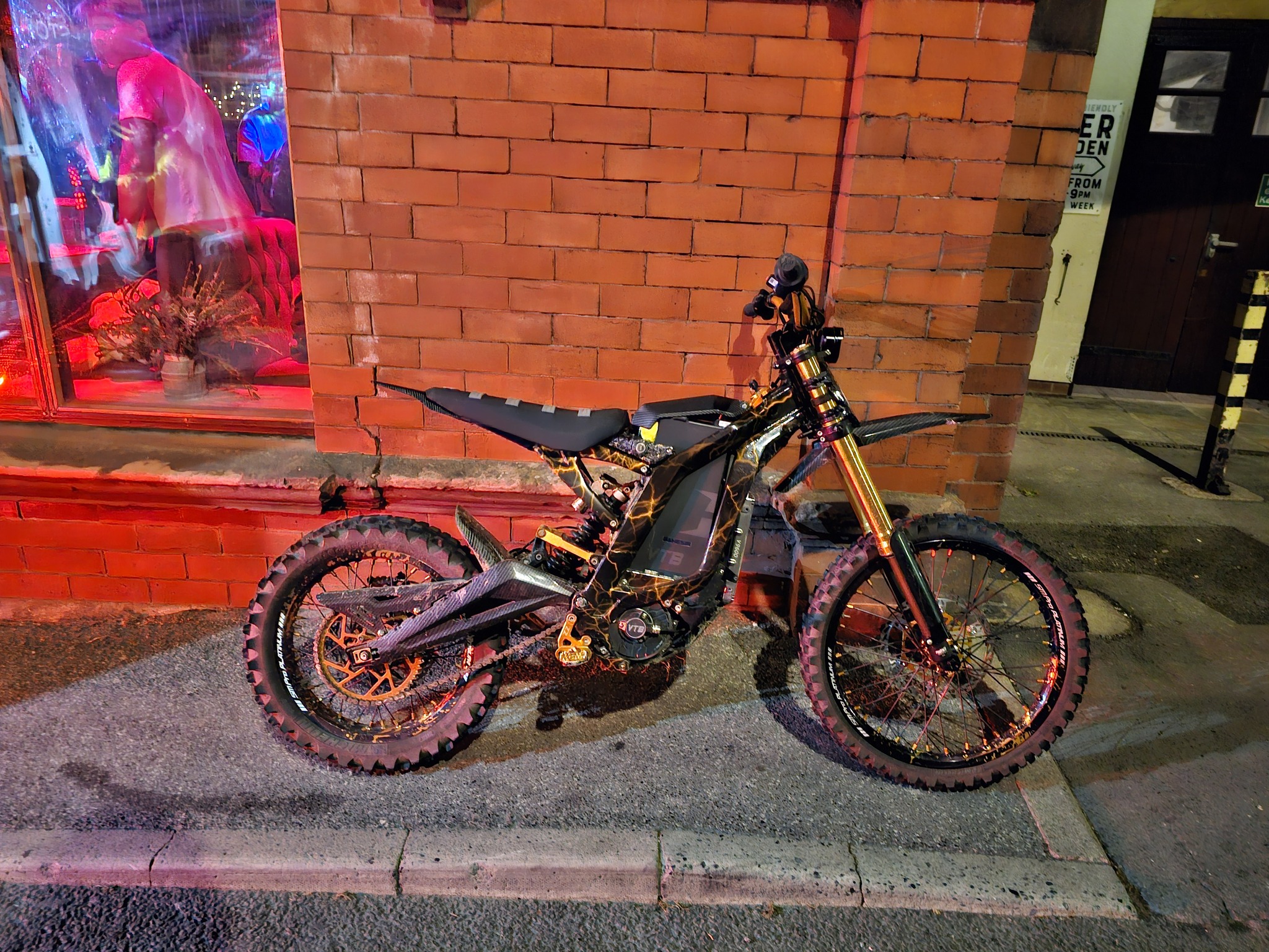 'Absolute outlaw' - Police detain man riding Surron bike wrong way down ...