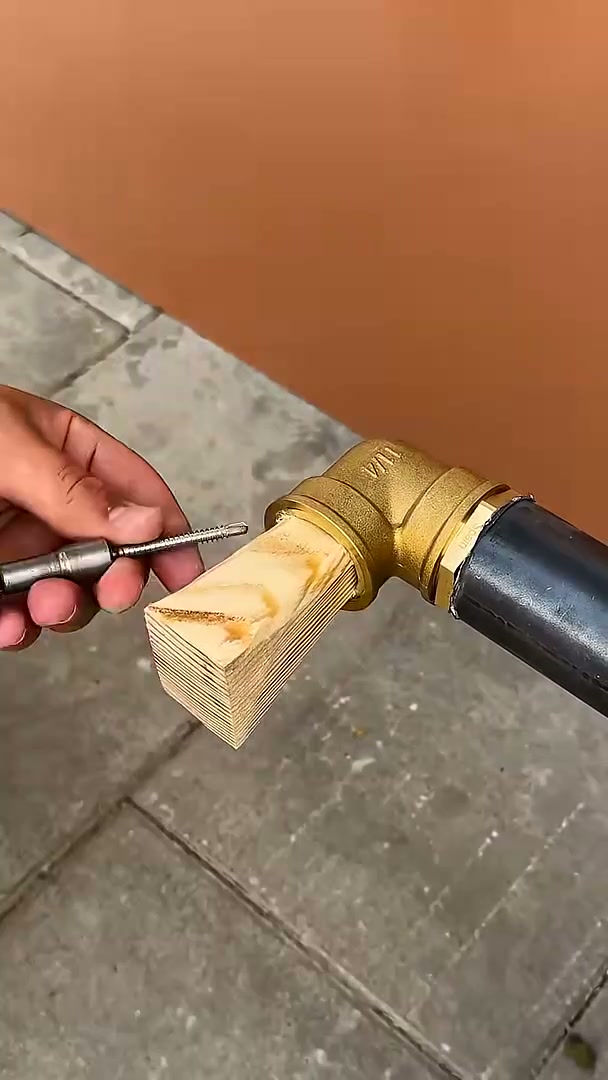 Stuck threaded pipe removal hack #diy #pipe #remove #trick