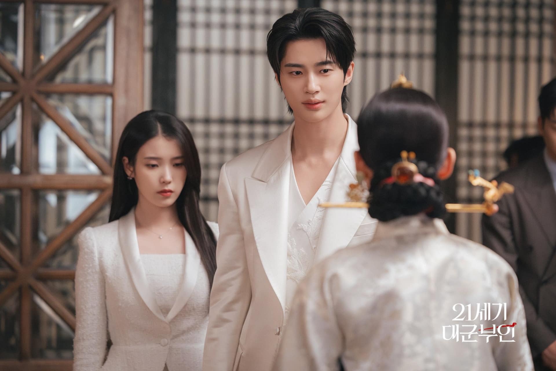 IU xin lỗi giữa làn sóng phản đối Perfect crown
