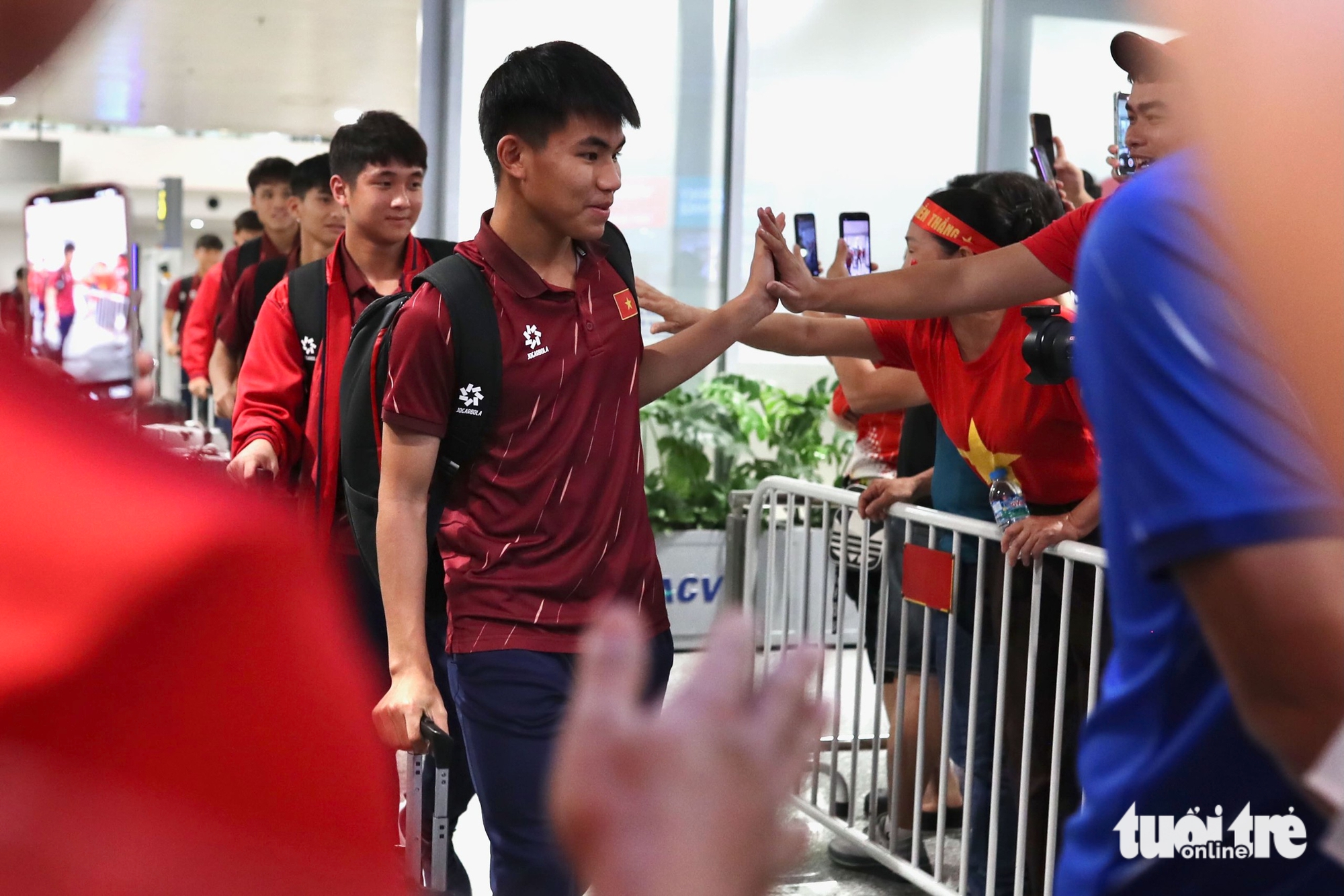 HLV Cristiano Roland khóc khi cùng U17 Việt Nam về nước
