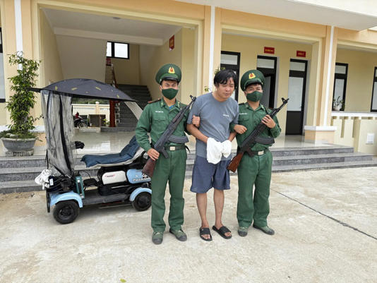Cao Đình Lâm bị bắt giữ sau khi kiểm tra phát hiện tiền giả và máy in tiền giả - Ảnh: VĂN TÁNH