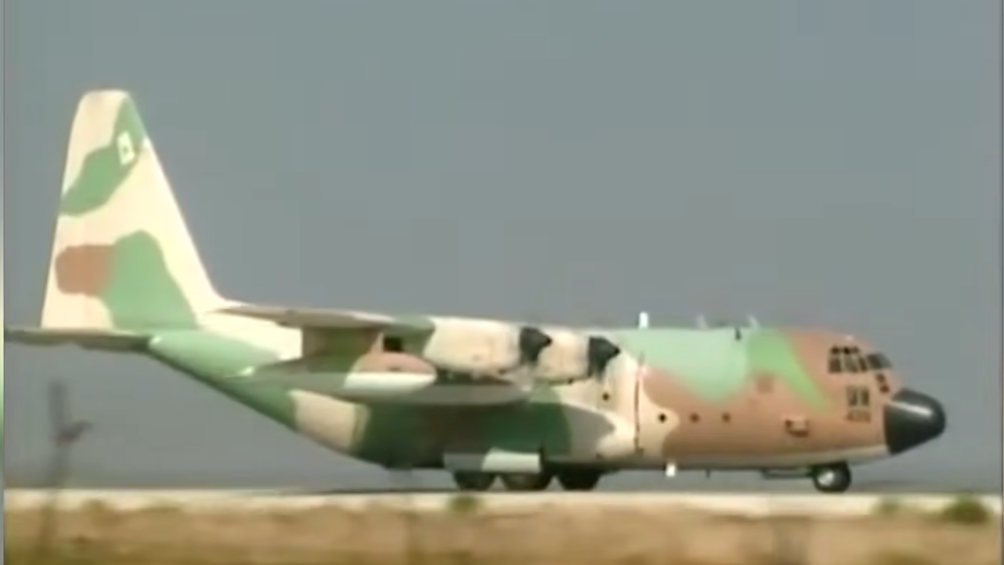 100 Israeli commandos flew 2,500 miles into enemy territory to save ...