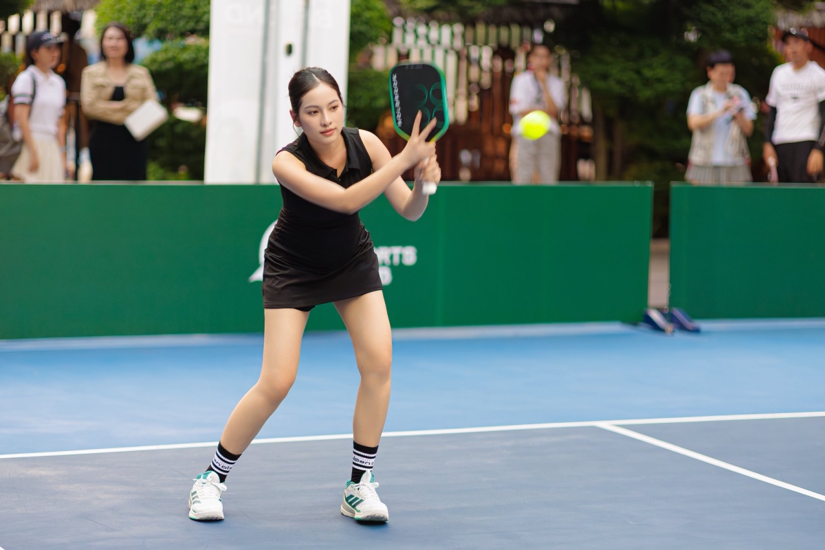 Vợ Dương Khắc Linh vác bụng bầu đôi đi chơi pickleball