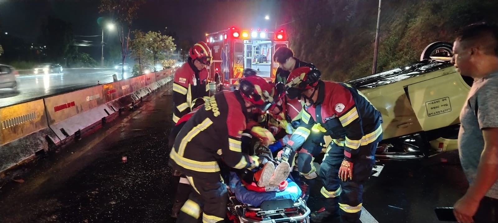 Una persona resultó herida tras el volcamiento de un auto en Guápulo