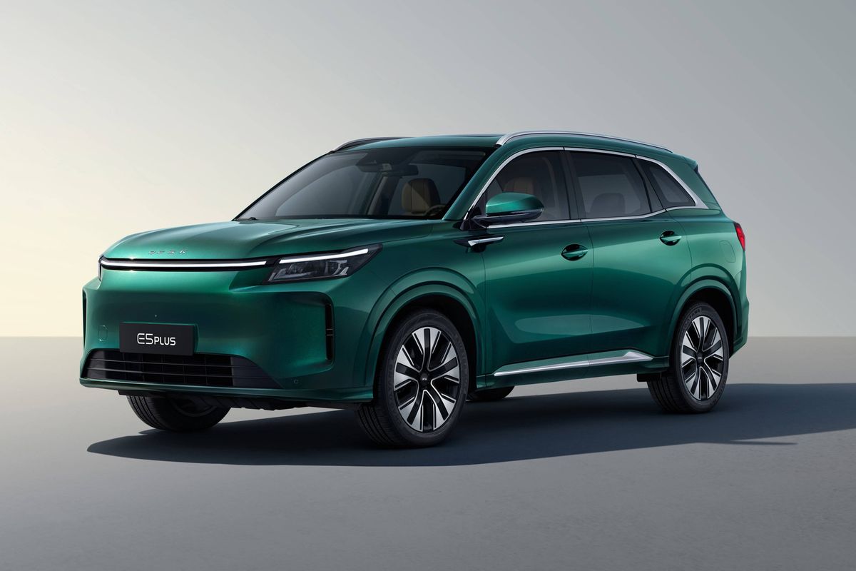 Debutta in Italia l'ammiraglia DFSK E5 PLUS, il nuovo SUV ibrido plug ...