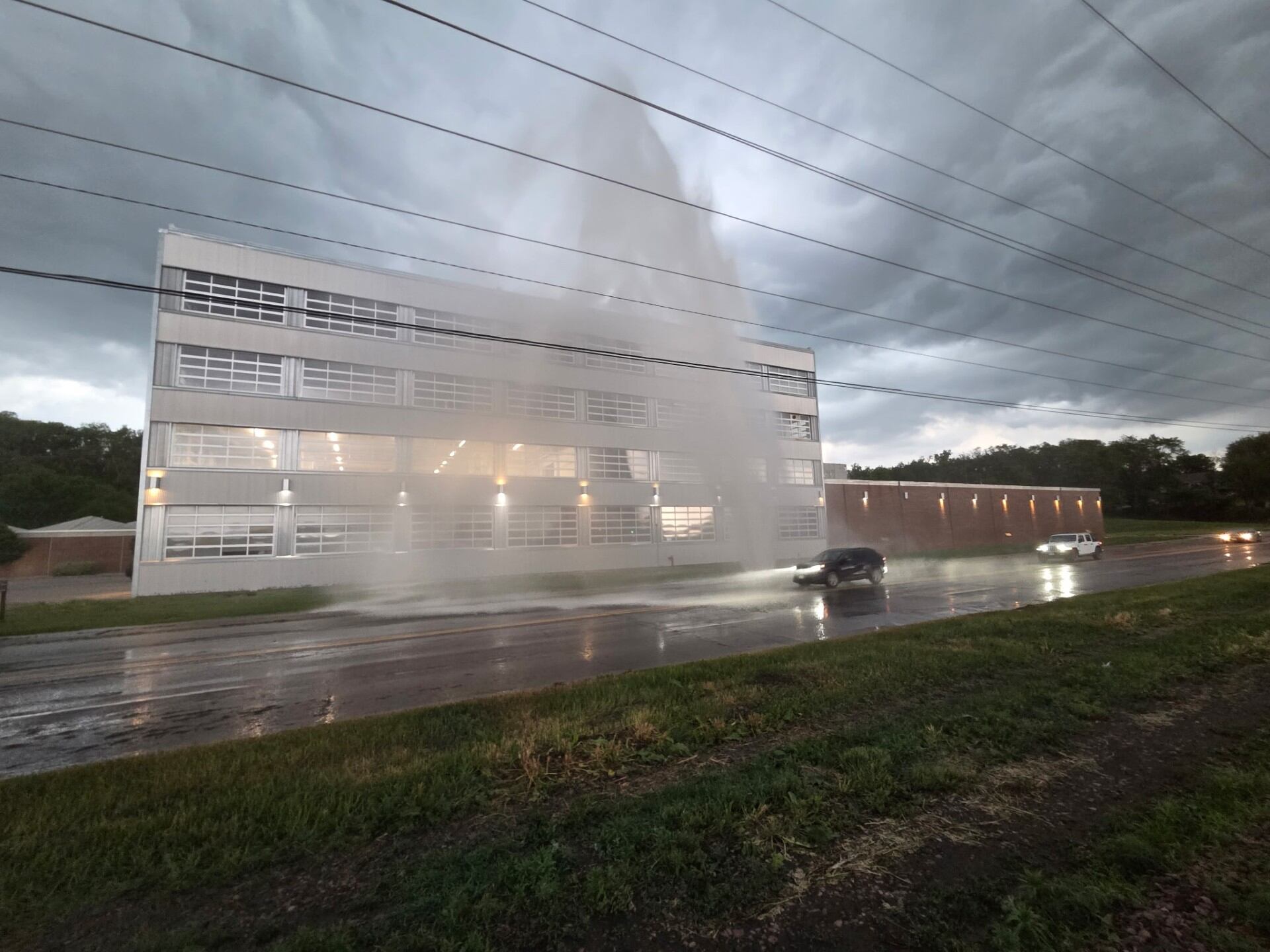 Water main break shoots as high as 4-story building in Sioux City
