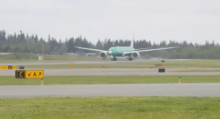 Lufthansa's first Boeing 777-9 takes to the sky for the first time ever ...
