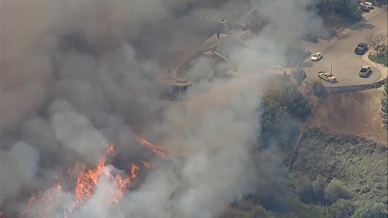 Fast-moving brush fire erupts in Simi Valley; AIR7 spots 2 homes burning
