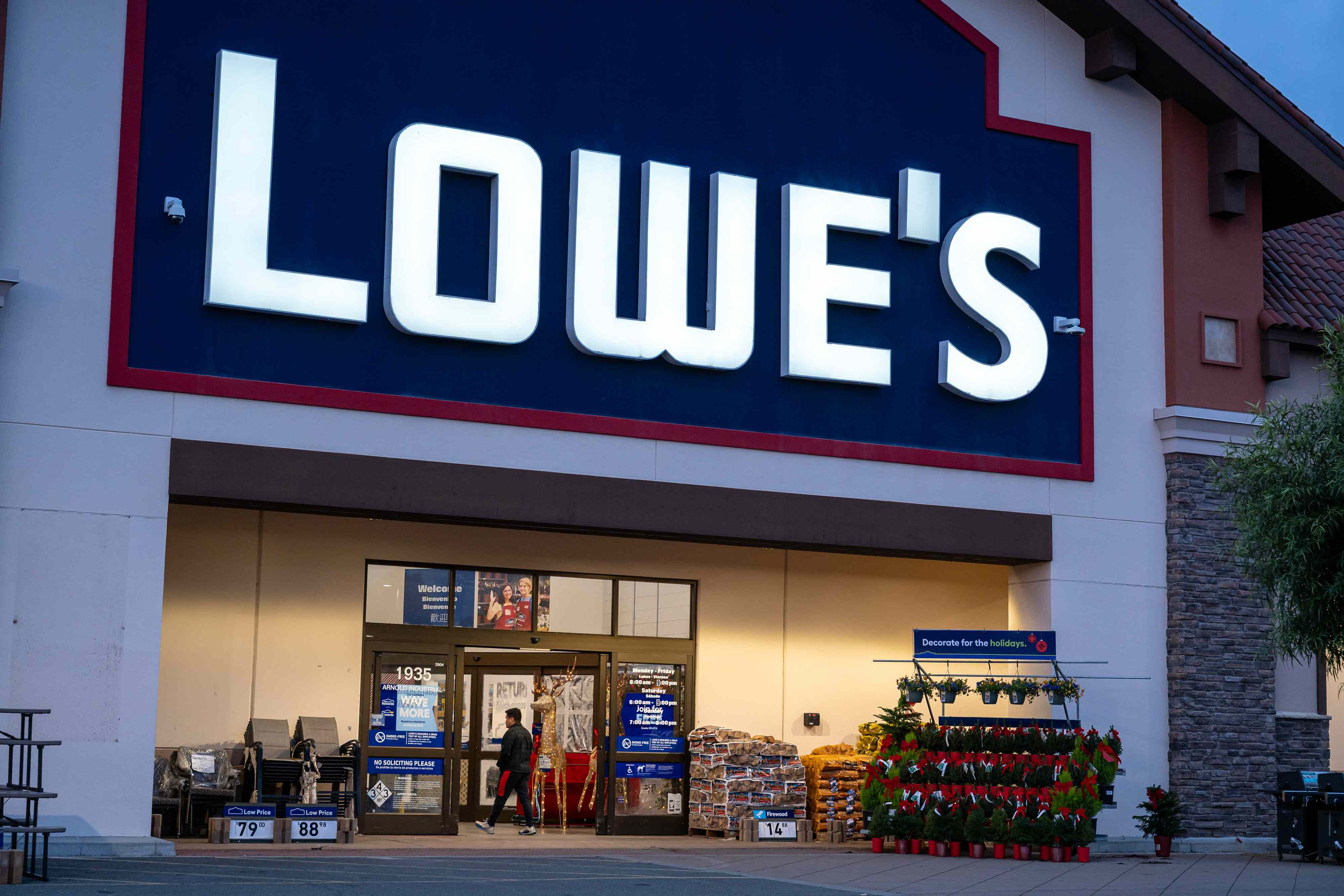 Here's how much Lowe's stock is expected to move after earnings
