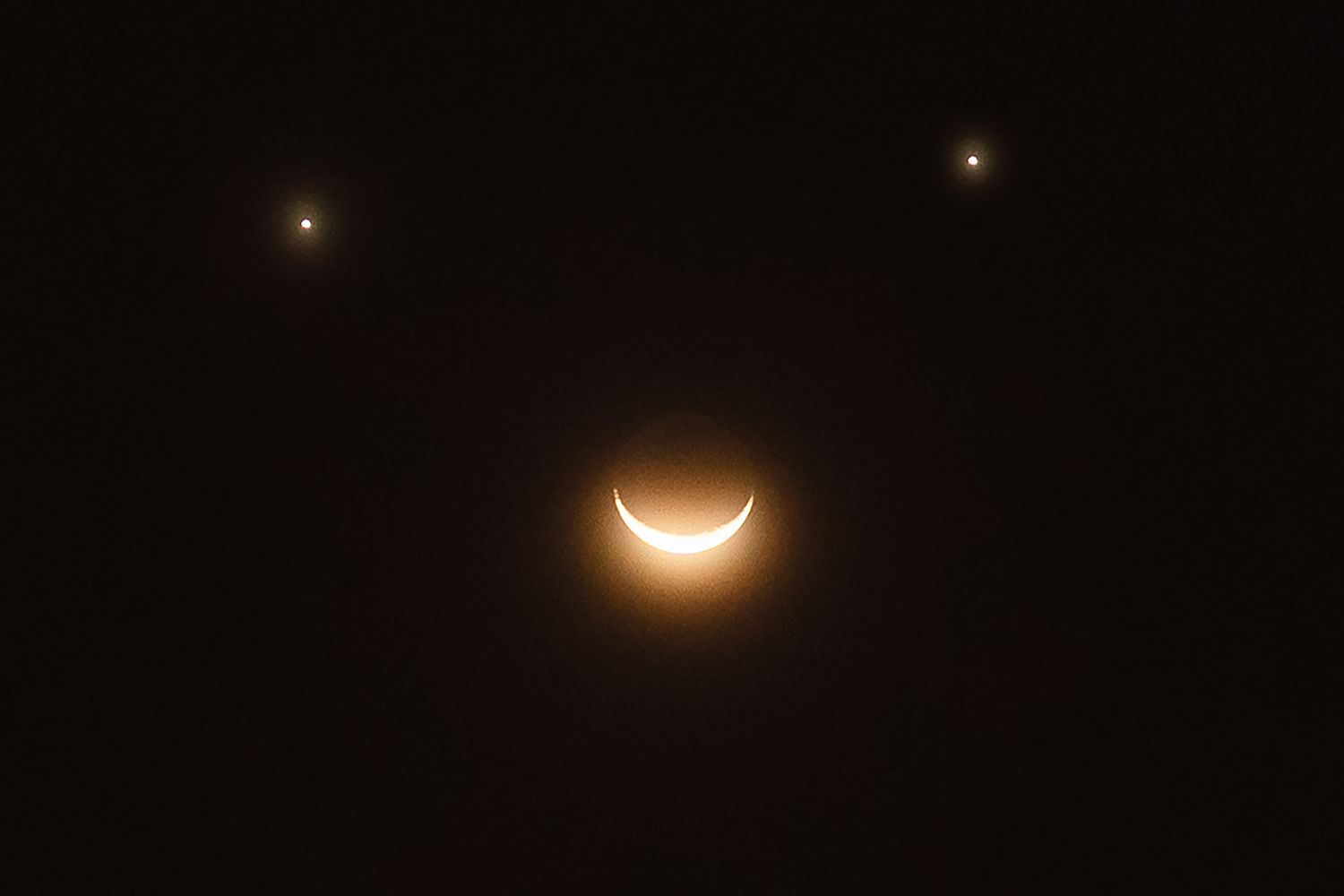 How to spot the crescent moon alongside Venus and Jupiter this week