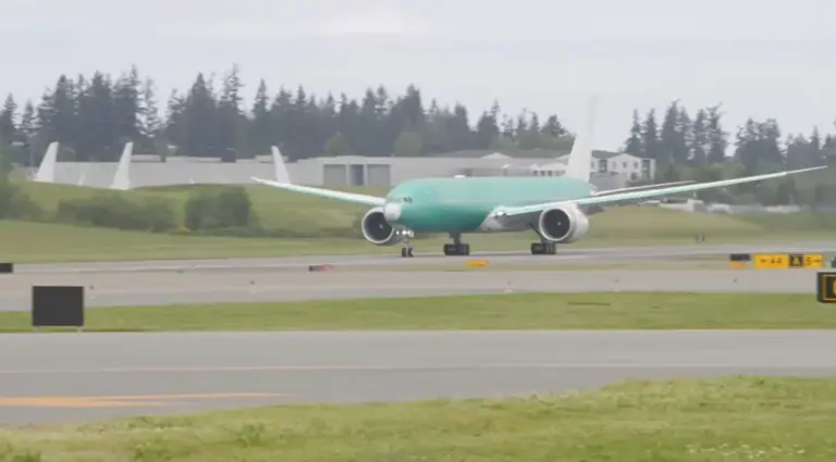 Lufthansa's first Boeing 777-9 takes to the sky for the first time ever ...