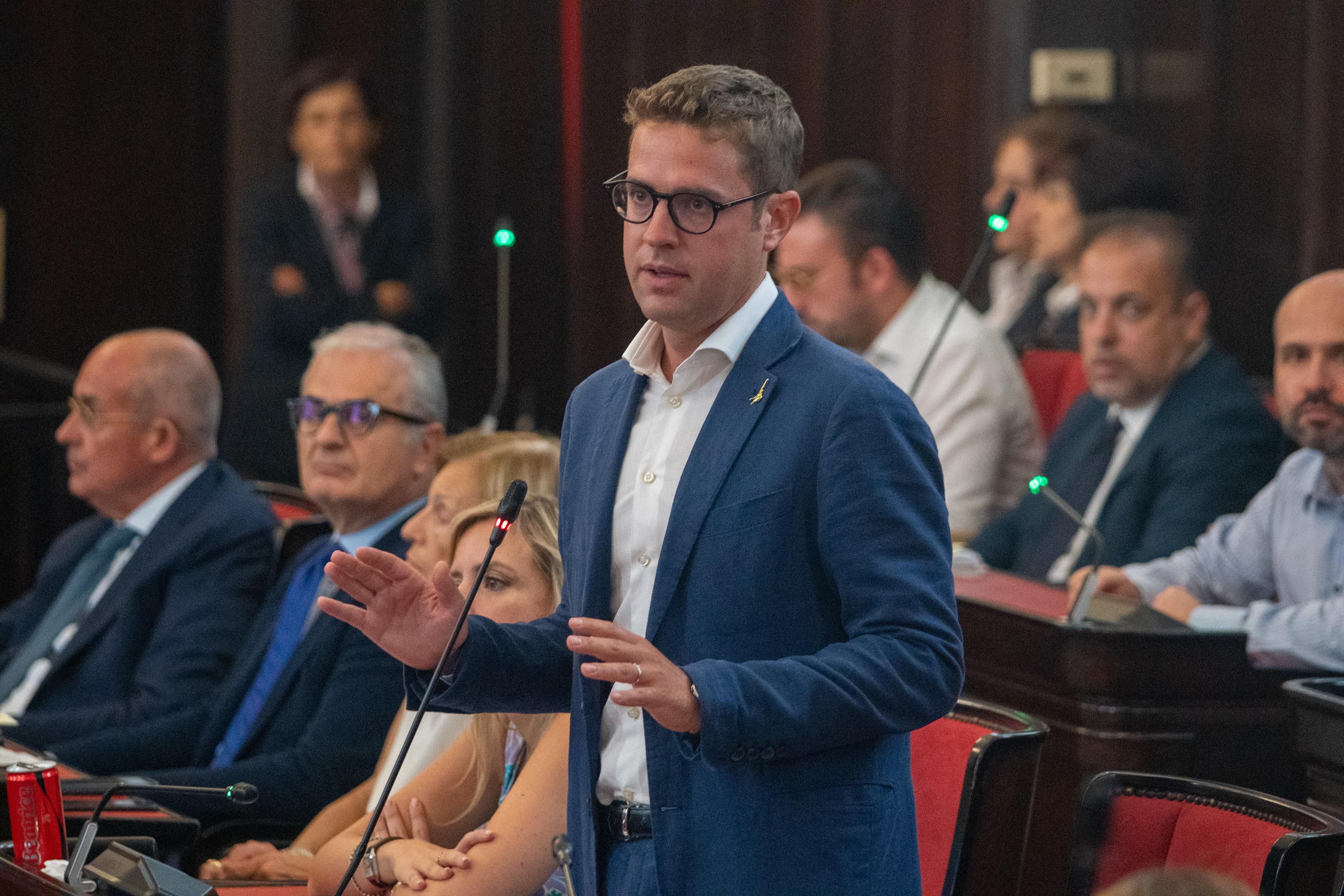 Verri (Lega) in consiglio comunale con un decespugliatore: a Milano c'è ...