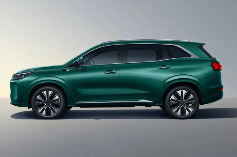 Debutta in Italia l'ammiraglia DFSK E5 PLUS, il nuovo SUV ibrido plug ...