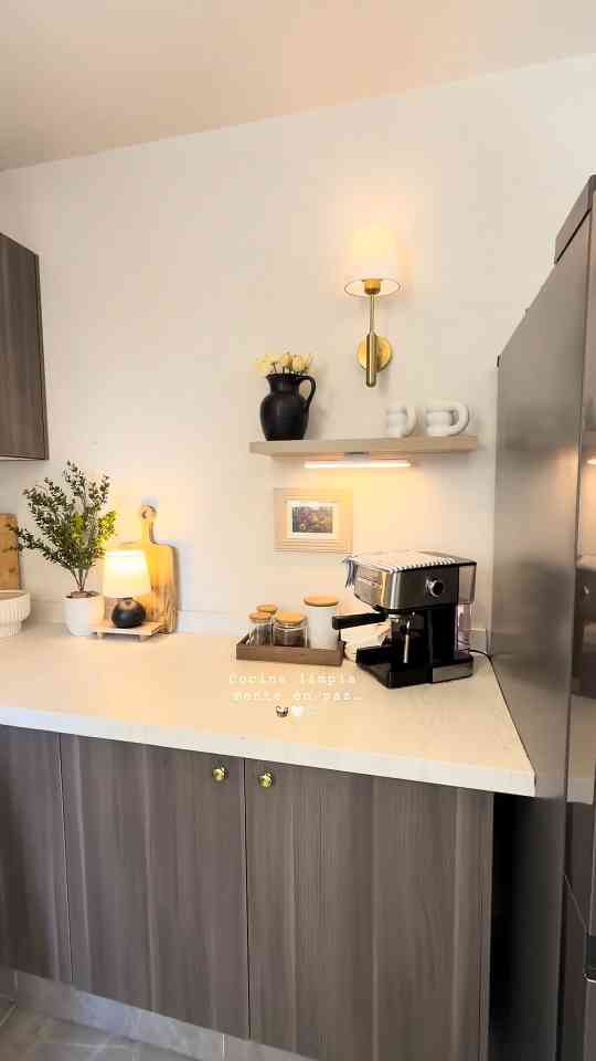 Renovación de cocina moderna y limpia para un hogar fresco
