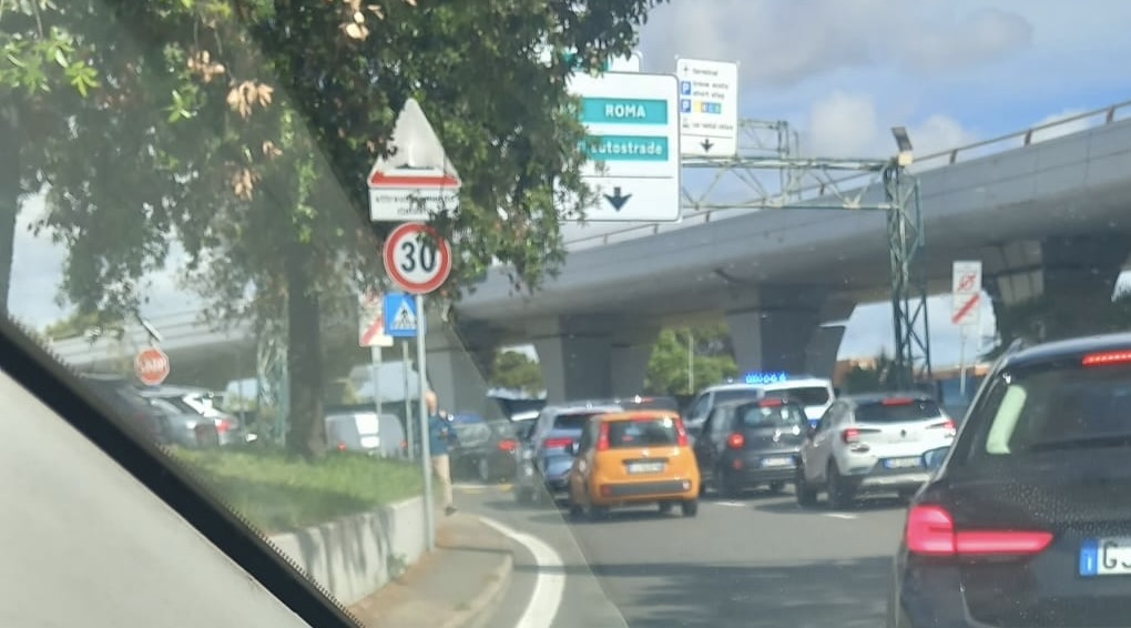 Traffico in tilt sulla Roma-Fiumicino: maxi incidente e code ...