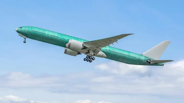 Lufthansa's first Boeing 777-9 takes to the sky for the first time ever ...