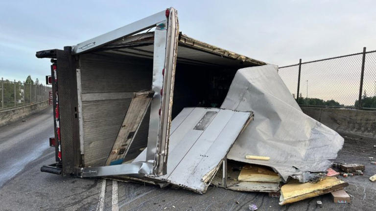 Off-ramp rollover crash slows northbound I-5 traffic Monday morning