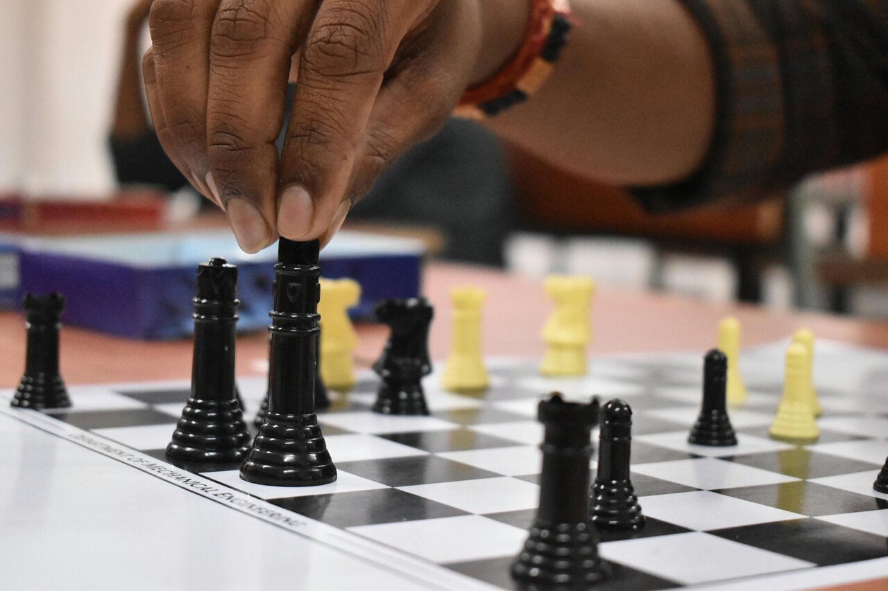 Professional chess analysis reveals faster decisions correlate with ...