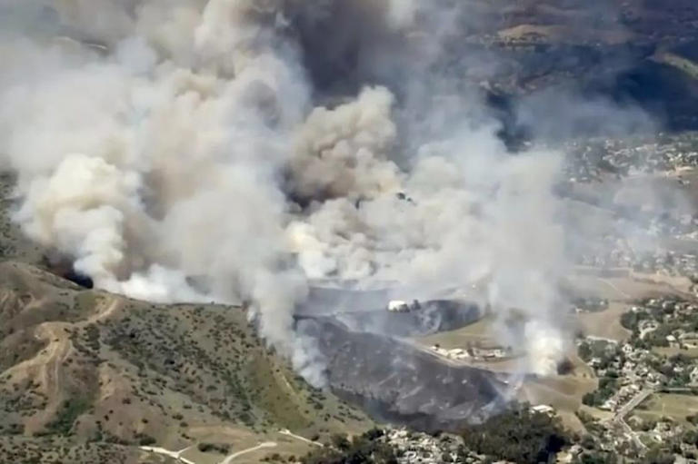 Massive Simi Valley fire scorches 184 acres as residents forced to evacuate