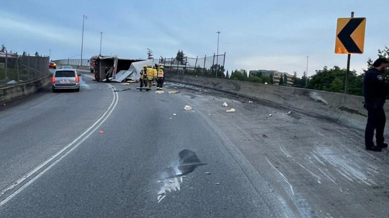 Off-ramp rollover crash slows northbound I-5 traffic Monday morning