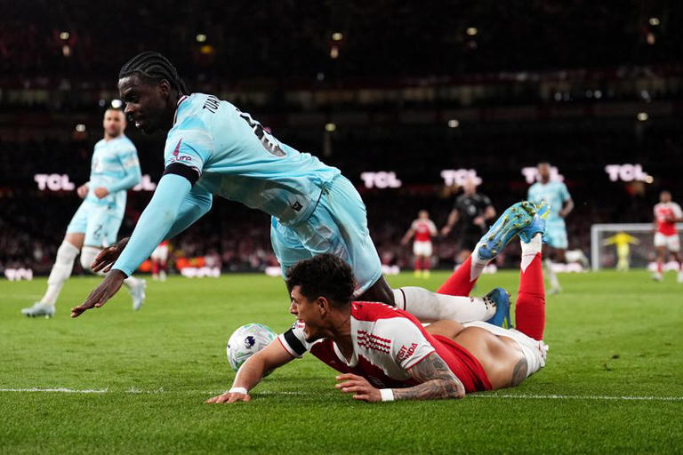 Arsenal star Piero Hincapi bum on show after embarrassing wardrobe ...