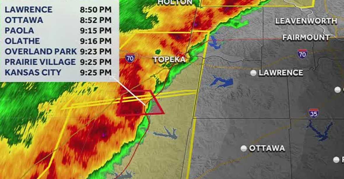 Strong to severe thunderstorms approaching the Kansas City metro