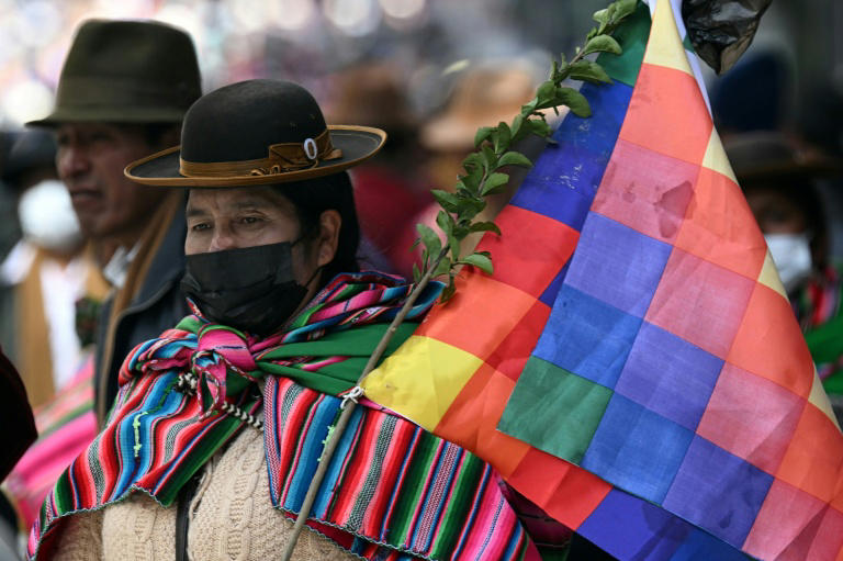 Manifestantes exigem em La Paz, em 18 de maio de 2026, a renúncia do presidente da Bolívia, Rodrigo Paz, em um momento em que o país vive sua pior crise em quatro décadas.