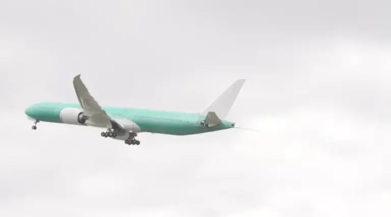 Lufthansa's first Boeing 777-9 takes to the sky for the first time ever ...