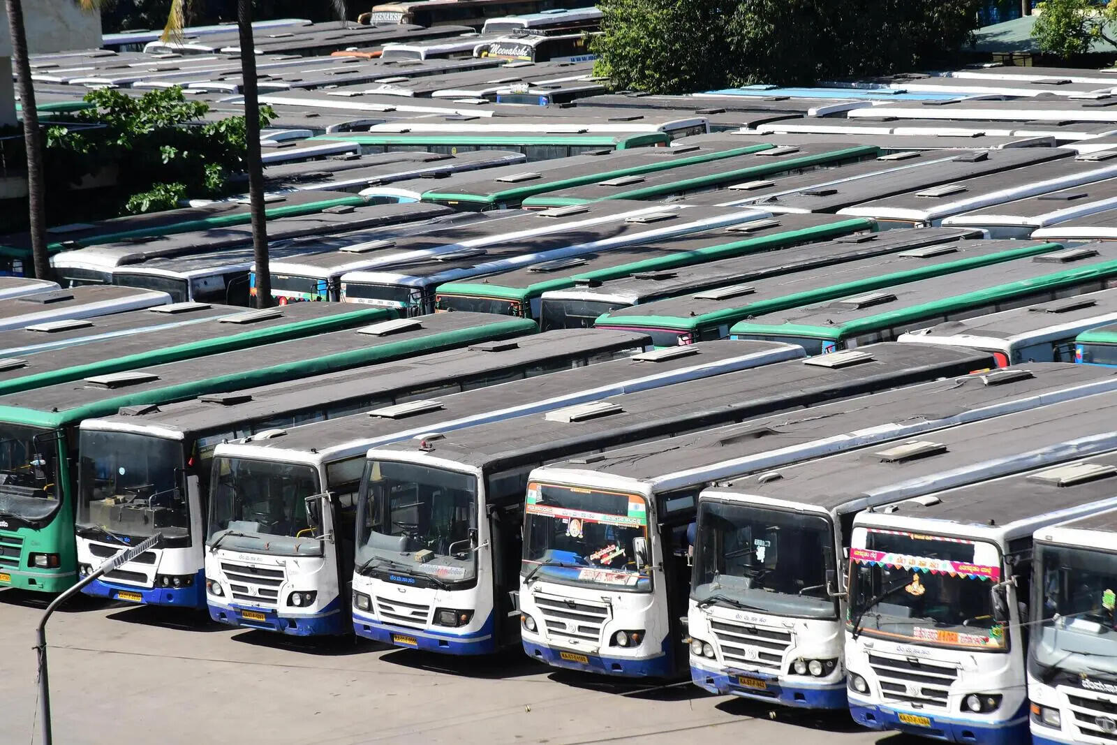 Minister warns employees not to participate in bus strike