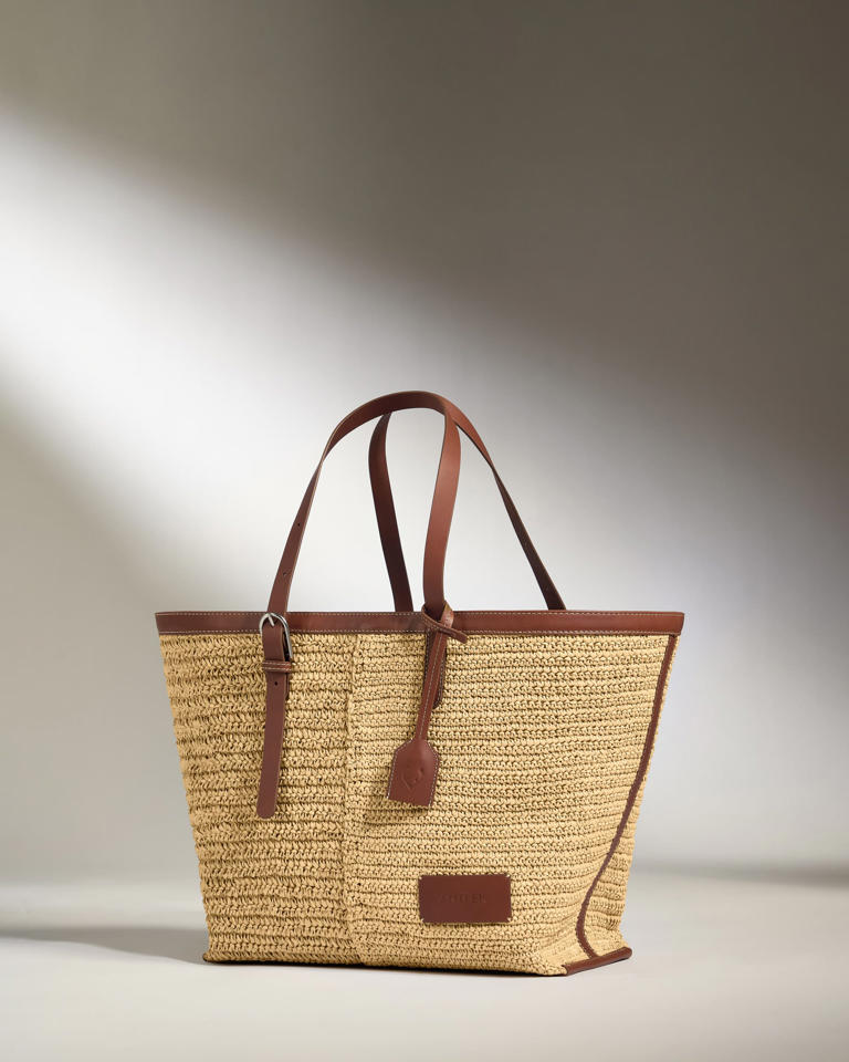 The simple, anti-trend bag style French women rely on to look chic ...