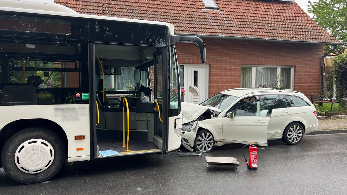Schulbus kollidiert mit PKW: 15 Verletzte bei schwerem Crash in NRW