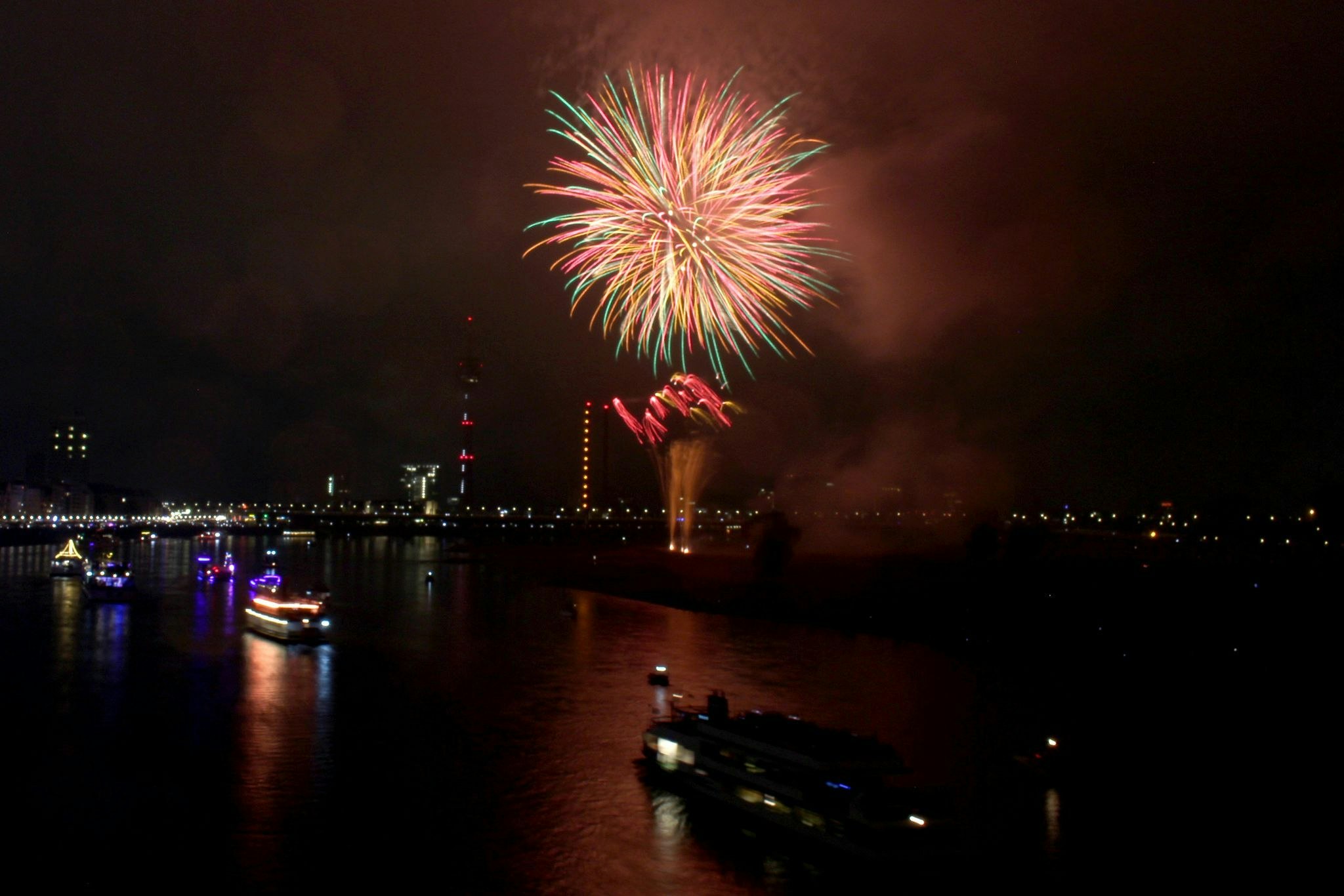 „What a wonderful world“: Japan-Tag endet mit einzigartiger Pyro-Show ...