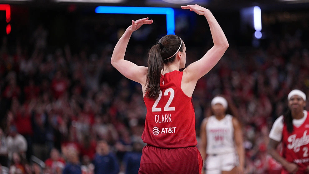 Fever coach faces backlash after downplaying Clark's 32-point game