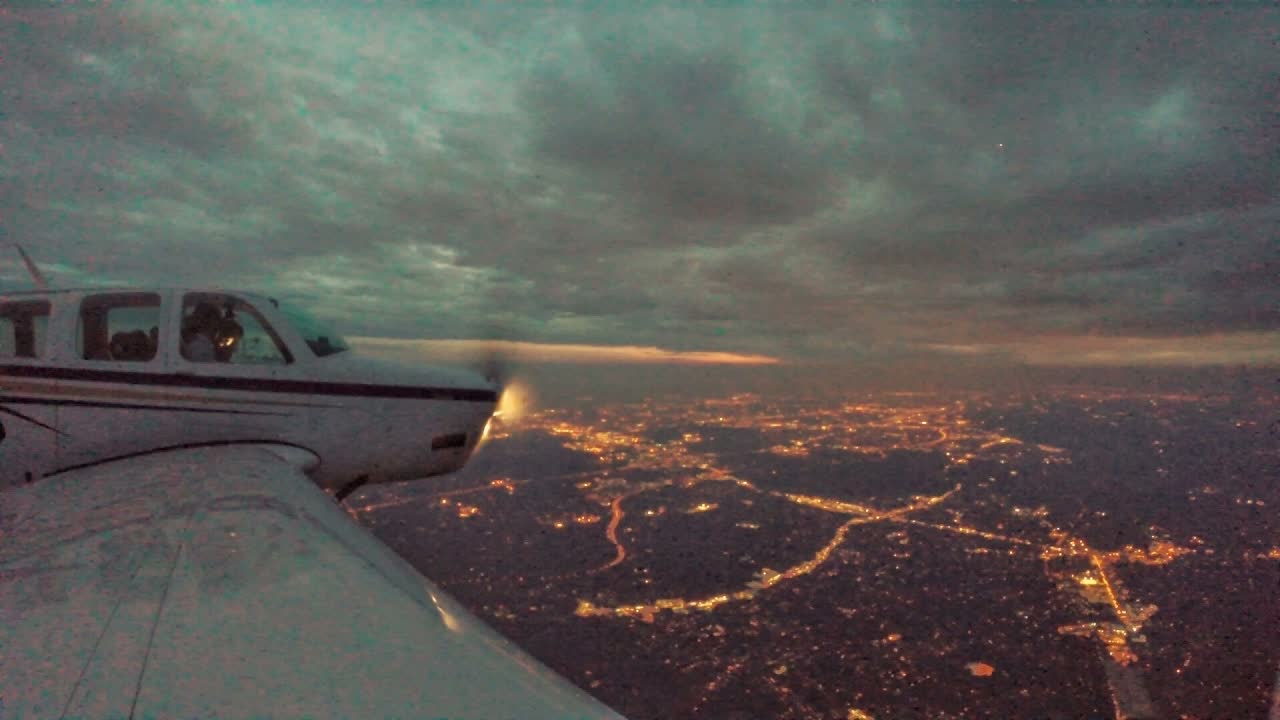 Watch pilots accidentally land at the wrong airport - 