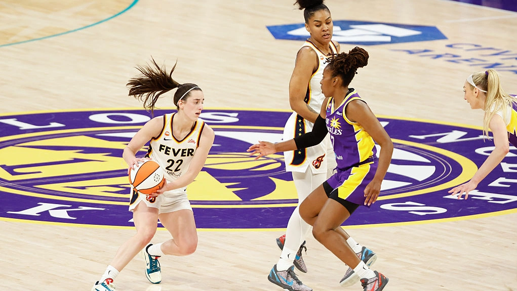 Fever coach faces backlash after downplaying Clark's 32-point game