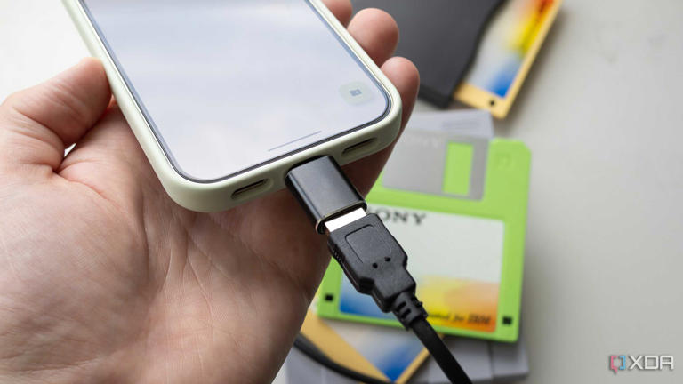 I plugged a 3.5-inch floppy disk reader into my Android phone, and it ...