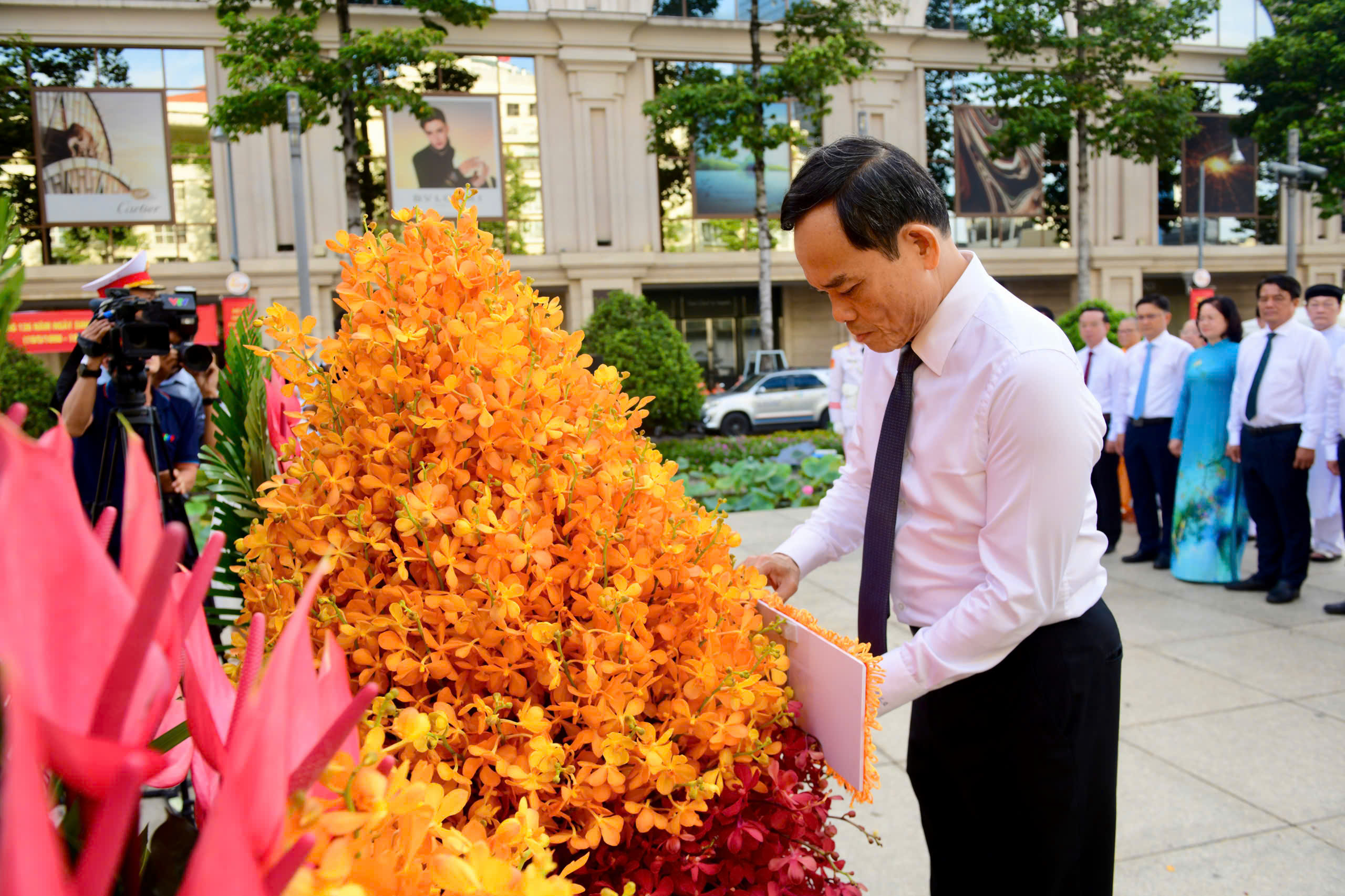 Bí thư Trần Lưu Quang cùng đoàn đại biểu TP.HCM dâng hoa tưởng niệm Chủ tịch Hồ Chí Minh