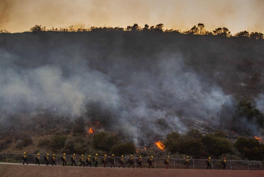 Brush fire near Los Angeles forces thousands to evacuate