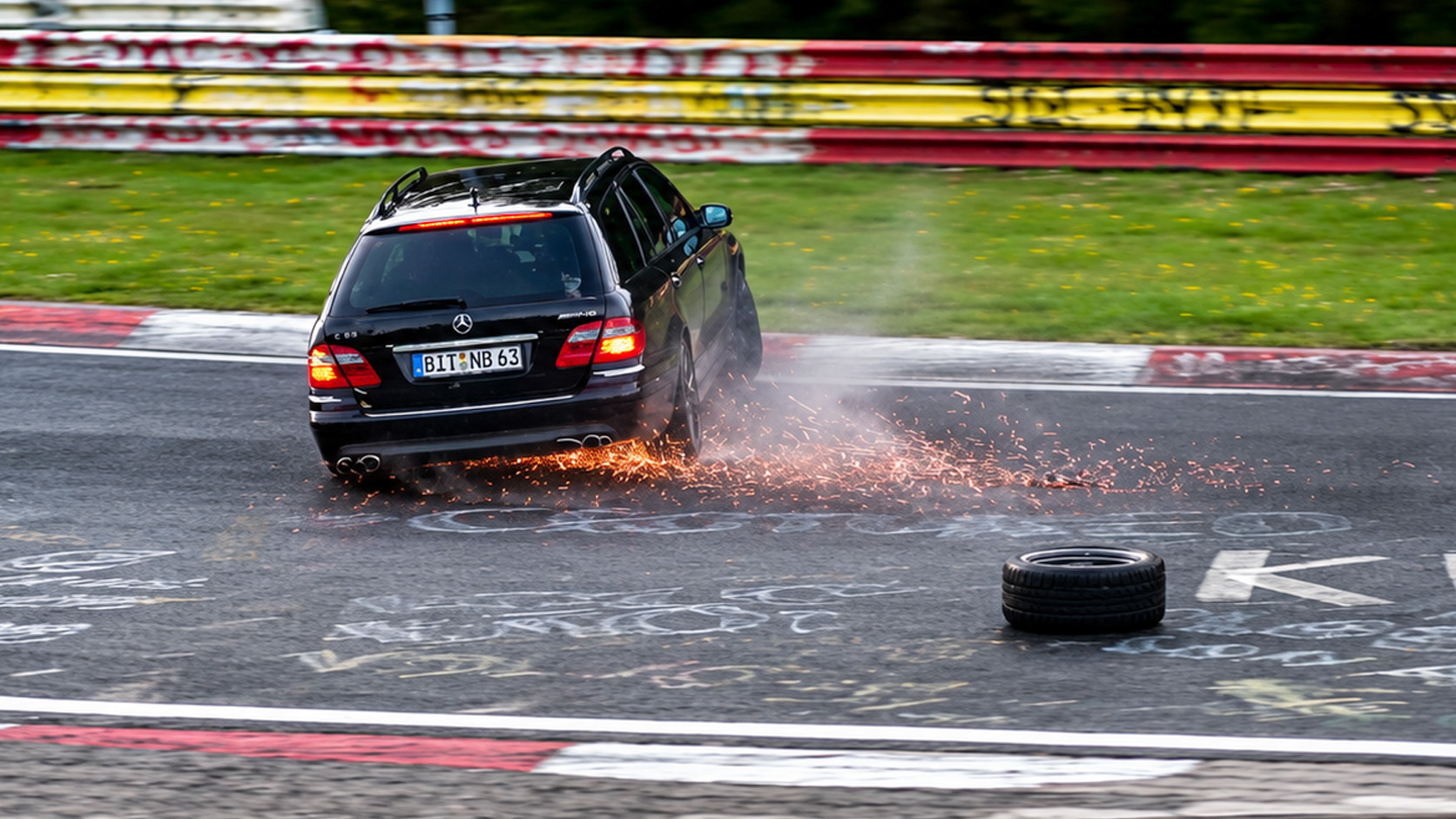 Mercedes wagon suffers wheel failure creating a close call