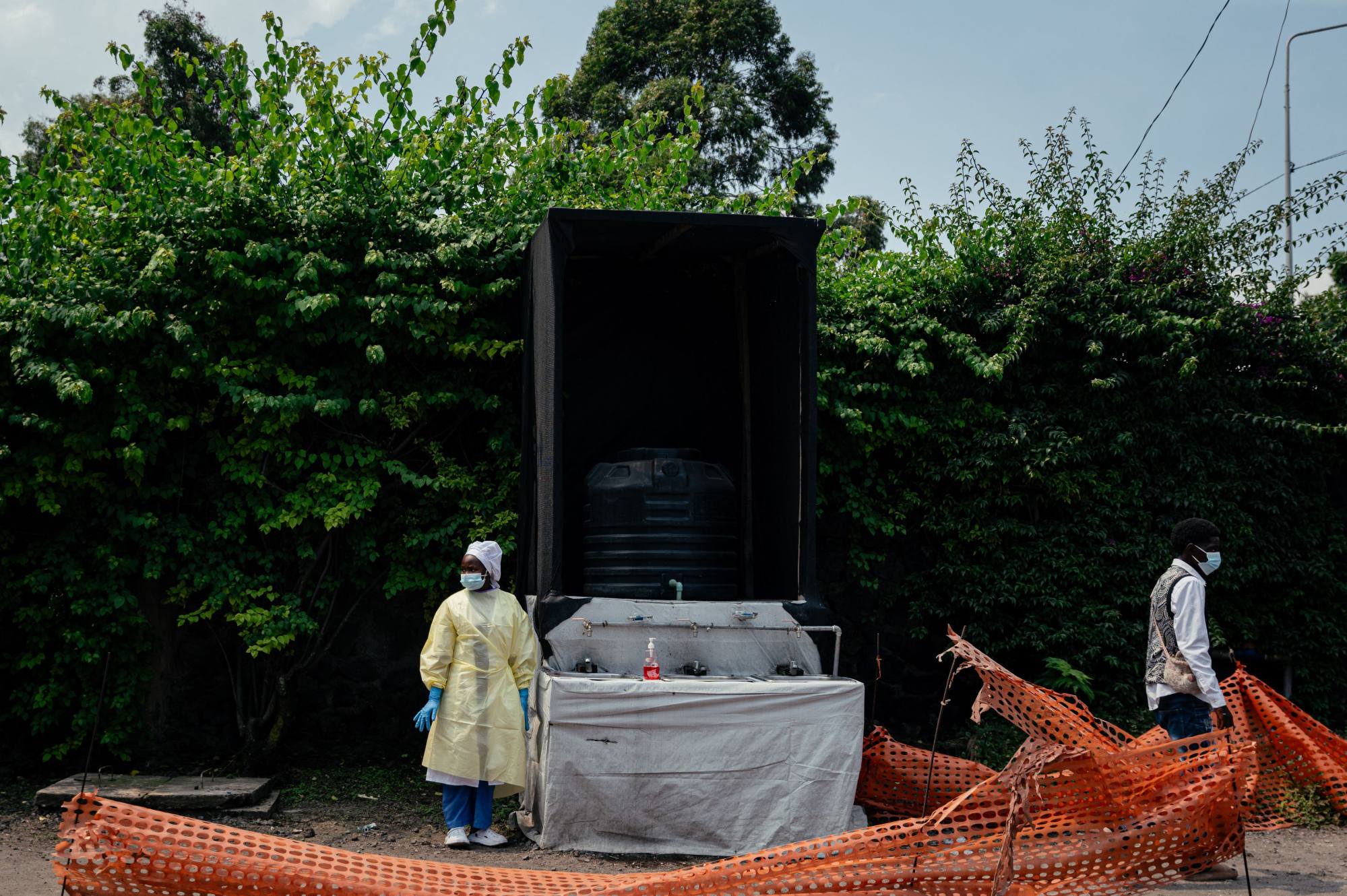 US to screen for Ebola at airports as American worker is infected