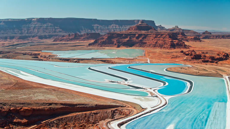 Bright-blue 'potash ponds' shine alongside a dark-green river in Utah ...