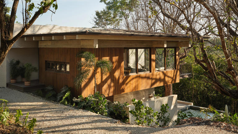 Entre o surf e a floresta: uma casa única com alma tropical