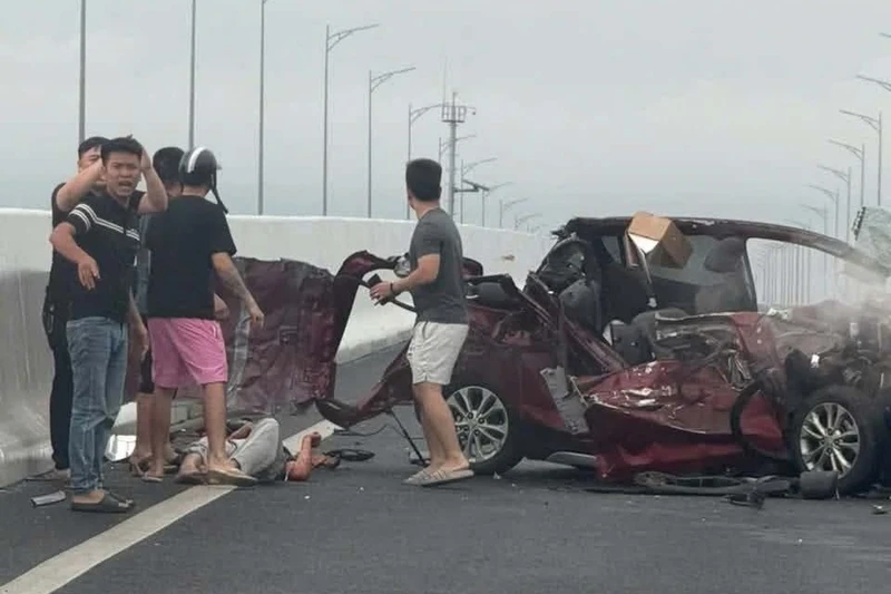 Ô tô con biến dạng sau va chạm với xe tải trên cao tốc