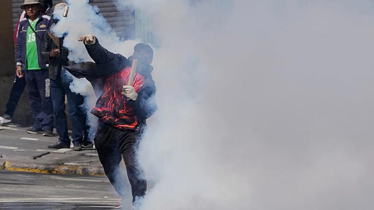 Clashes erupt in Bolivia amid economic crisis