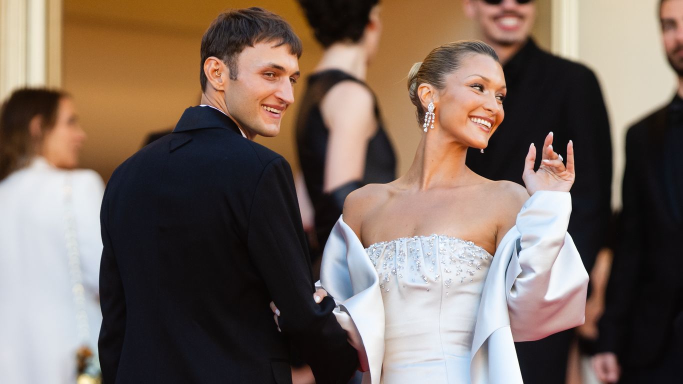 Cannes : Bella Hadid et John Travolta défilent en famille